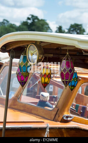 Vetro colorato portacandele appeso su una barca di legno al Tamigi barca tradizionale Festival, Henley on Thames, Oxfordshire, Inghilterra Foto Stock