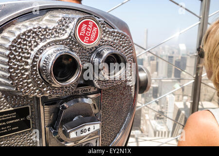 A gettone binocolo, telescopio, sulla cima dell'Empire State Building, 86º piano Observation Deck, New York City, Stati Uniti d'America. Foto Stock