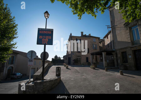 Sablet, dipartimento Vaucluse, Francia. Il 20 luglio 2015. Temperature salire in collina fortificata villaggio di Sablet con il termometro raggiungere 51 gradi a 19.00pm in una ondata di caldo. Credito: Malcolm Park editoriale/Alamy Live News Foto Stock