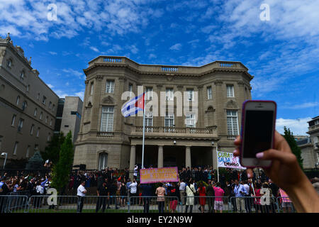 Washington, Distretto di Columbia, Stati Uniti, STATI UNITI D'AMERICA. Il 20 luglio, 2015. La folla si riuniscono come la bandiera cubana è sollevata davanti all'ambasciata cubana, riaperto in DC di Washington lunedì mattina, un altro passo nella amministrazioni Obama storica decisione di iniziare a normalizzare le relazioni tra gli Stati Uniti E l'isola dei Caraibi. © Miguel Juarez Lugo/ZUMA filo/Alamy Live News Foto Stock