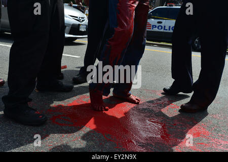 Washington, Distretto di Columbia, Stati Uniti, STATI UNITI D'AMERICA. Il 20 luglio, 2015. Un manifestante getta la vernice rossa su se stesso durante la storica riapertura dell Ambasciata cubana in DC di Washington lunedì. Successivamente fu arrestato. © Miguel Juarez Lugo/ZUMA filo/Alamy Live News Foto Stock