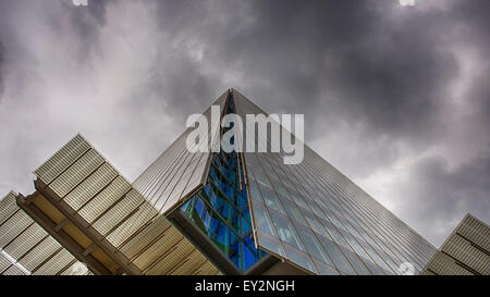 L'iconico Shard a Londra visto dalla base per la ricerca di un lato del moderno edificio di vetro su un nuvoloso Nuvoloso Giorno Foto Stock