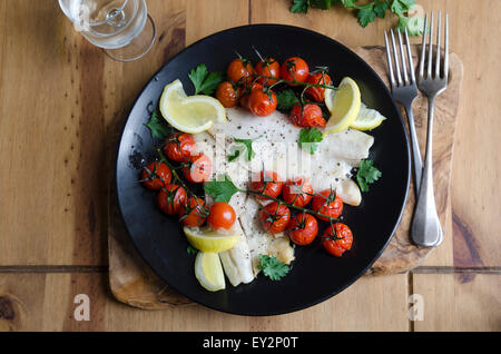 Il branzino con olive e capperi tapenade Foto Stock