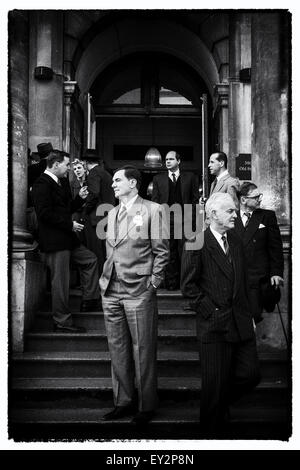 Gli attori di attendere al di fuori di Shoreditch Town Hall per "la chiamata" sul set durante le riprese di 'Churchill's Secret' di Londra Foto Stock