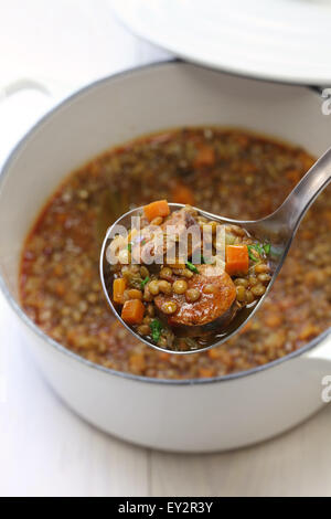 Lenticchia e chorizo zuppa, cucina spagnola, lentejas con chorizo Foto Stock
