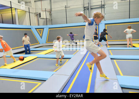 Il primo ossigeno trampolino Freejumping parco apre a Acton, West London, con una varietà di trampolini, attività Foto Stock