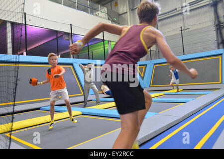 Il primo ossigeno trampolino Freejumping parco apre a Acton, West London, con una varietà di trampolini, attività Foto Stock