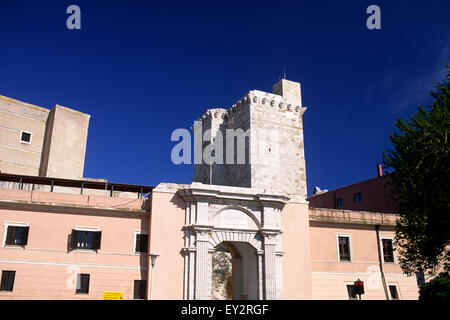 Italia, Sardegna, Cagliari, centro storico, porta Cristina e la torre di San Pancrazio Foto Stock