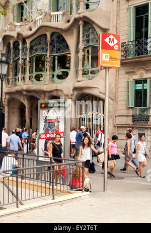 Persone in attesa all'ingresso di una stazione della metropolitana al di fuori di Gaudi Casa Batllo, Passeig de Gracia , Barcellona, Spagna Europa Foto Stock