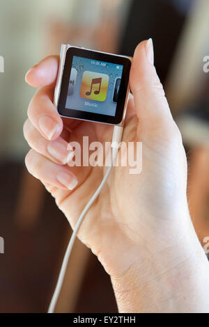 La riproduzione di musica su iPod nano Foto Stock