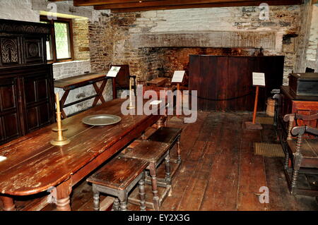 Guilford, Connecticut: Interno della grande sala con tavolo da pranzo e nel XVII secolo gli arredi a 1639 Henry Whitfield House Foto Stock