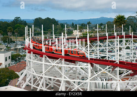 Bilanciere gigante montagne russe in legno, Santa Cruz Boardwalk, Santa Cruz, in California, Stati Uniti d'America Foto Stock