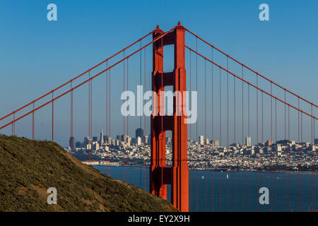 Il Golden Gate Bridge e la Baia di San Francisco, con la Citta' di San Francisco in lontananza, California, USA Foto Stock