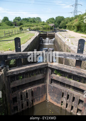 Bloccare i cancelli a Rochdale Canal vicino a Oldham, Lancashire Foto Stock