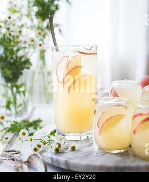 Pesche noci bianco Prosecco Sangría con zenzero e lâ Elderflower in un bicchiere Foto Stock