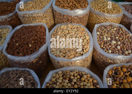 Dadi, comprese le mandorle e le nocciole, in vendita presso la outdoor mercato del giovedì a Javea / Xabia, Provincia di Alicante, Spagna Foto Stock