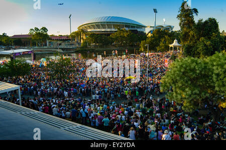 Australia giornata della città di Adelaide - Parade! Il concerto sulle rive del fiume Torrens Foto Stock