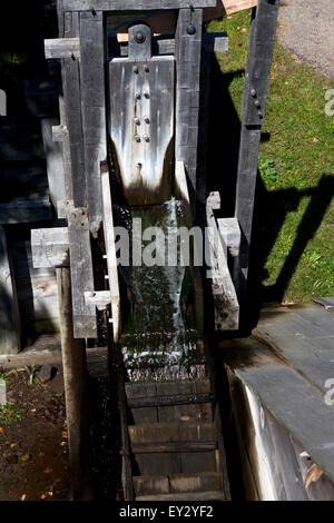 L'acqua che scorre alla fucina, Saugus Iron Works National Historic Site, Saugus, Massachusetts, Stati Uniti d'America Foto Stock