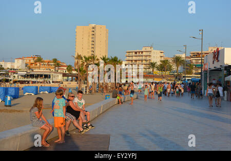 In tarda serata la vista della spiaggia di Arenal area in alta stagione estiva, Javea, Provincia di Alicante, Spagna Foto Stock