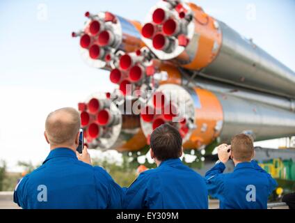 Cosmodromo di Baikonur in Kazakhstan. Il 20 luglio, 2015. Stazione Spaziale Internazionale spedizione backup di 44 membri di equipaggio Timothy Kopra della NASA, sinistra; Yuri Malenchenko di l'agenzia Spaziale Federale Russa, Centro; e Timothy Peake dell'Agenzia spaziale europea, destra, scattare foto come la Soyuz TMA-17M veicolo spaziale è rotolato fuori dal treno per il lancio al cosmodromo di Baikonur Luglio 20, 2015 in Kazakistan. Lancio del razzo Soyuz è prevista per il mese di luglio 23 e porterà Expedition 44 equipaggio alla Stazione spaziale internazionale. Foto Stock