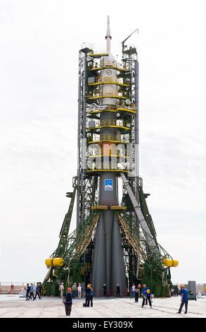 Cosmodromo di Baikonur in Kazakhstan. Il 20 luglio, 2015. I bracci del gantry in prossimità attorno alla Soyuz TMA-17M navicella spaziale sulla rampa di lancio presso il cosmodromo di Baikonur Luglio 20, 2015 in Kazakistan. Lancio del razzo Soyuz è prevista per il mese di luglio 23 e porterà Expedition 44 equipaggio alla Stazione spaziale internazionale. Foto Stock