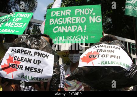 Manila, Filippine. Il 20 luglio, 2015. Il attivisti ambientali dal Kalikasan popolare di rete per l'ambiente (Kalikasan PNE), vietare sostanze tossiche e il Bayan Muna Party-elenco protestare presso il Dipartimento dell'ambiente e delle risorse naturali (DENR) ufficio centrale per denunciare la continua inazione oltre lo smaltimento dei rifiuti pericolosi spedizioni dal Canada in una discarica Tarlac; pertanto, l'amministrazione del Presidente Benigno 'Noynoy' Aquino III, 'spineless nel volto di indiscriminata i reati ambientali". Credito: PACIFIC PRESS/Alamy Live News Foto Stock