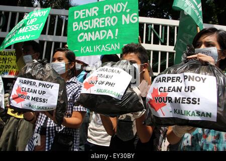 Manila, Filippine. Il 20 luglio, 2015. Il attivisti ambientali dal Kalikasan popolare di rete per l'ambiente (Kalikasan PNE), vietare sostanze tossiche e il Bayan Muna Party-elenco protestare presso il Dipartimento dell'ambiente e delle risorse naturali (DENR) ufficio centrale per denunciare la continua inazione oltre lo smaltimento dei rifiuti pericolosi spedizioni dal Canada in una discarica Tarlac; pertanto, l'amministrazione del Presidente Benigno 'Noynoy' Aquino III, 'spineless nel volto di indiscriminata i reati ambientali". Credito: PACIFIC PRESS/Alamy Live News Foto Stock