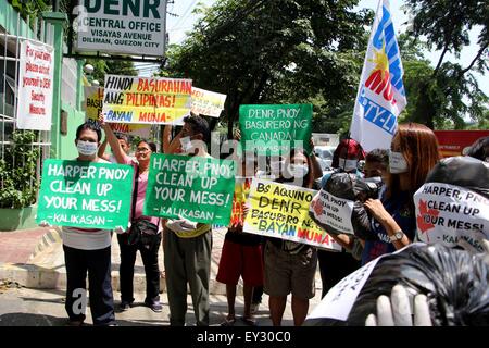 Manila, Filippine. Il 20 luglio, 2015. Il attivisti ambientali dal Kalikasan popolare di rete per l'ambiente (Kalikasan PNE), vietare sostanze tossiche e il Bayan Muna Party-elenco protestare presso il Dipartimento dell'ambiente e delle risorse naturali (DENR) ufficio centrale per denunciare la continua inazione oltre lo smaltimento dei rifiuti pericolosi spedizioni dal Canada in una discarica Tarlac; pertanto, l'amministrazione del Presidente Benigno 'Noynoy' Aquino III, 'spineless nel volto di indiscriminata i reati ambientali". Credito: PACIFIC PRESS/Alamy Live News Foto Stock