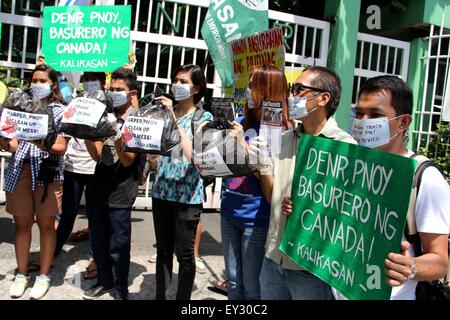 Manila, Filippine. Il 20 luglio, 2015. Il attivisti ambientali dal Kalikasan popolare di rete per l'ambiente (Kalikasan PNE), vietare sostanze tossiche e il Bayan Muna Party-elenco protestare presso il Dipartimento dell'ambiente e delle risorse naturali (DENR) ufficio centrale per denunciare la continua inazione oltre lo smaltimento dei rifiuti pericolosi spedizioni dal Canada in una discarica Tarlac; pertanto, l'amministrazione del Presidente Benigno 'Noynoy' Aquino III, 'spineless nel volto di indiscriminata i reati ambientali". Credito: PACIFIC PRESS/Alamy Live News Foto Stock