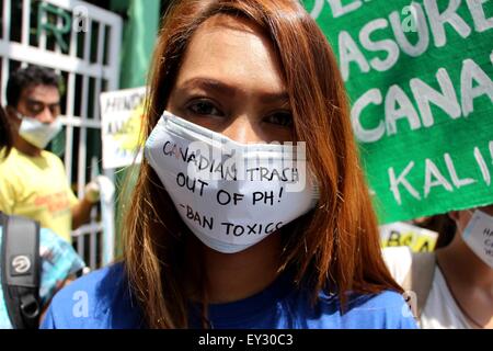 Manila, Filippine. Il 20 luglio, 2015. Il attivisti ambientali dal Kalikasan popolare di rete per l'ambiente (Kalikasan PNE), vietare sostanze tossiche e il Bayan Muna Party-elenco protestare presso il Dipartimento dell'ambiente e delle risorse naturali (DENR) ufficio centrale per denunciare la continua inazione oltre lo smaltimento dei rifiuti pericolosi spedizioni dal Canada in una discarica Tarlac; pertanto, l'amministrazione del Presidente Benigno 'Noynoy' Aquino III, 'spineless nel volto di indiscriminata i reati ambientali". Credito: PACIFIC PRESS/Alamy Live News Foto Stock