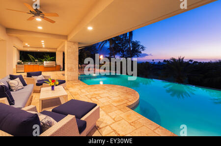 Bella casa di lusso con piscina al tramonto Foto Stock