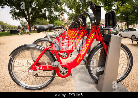 Rack di 'bikeshare' biciclette disponibili per il noleggio su base oraria per i pendolari e i turisti in Washington, DC. Foto Stock