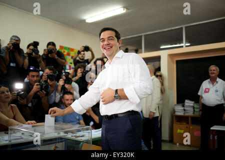 Atene, Grecia. 05 Luglio, 2015. Tsipras getta il suo voto per il referendum in Kipselis centro di voto. I Greci sono chiamati a votare se accettare o meno la proposta da parte del paese di creditori per più austerità di mantenere gli aiuti che scorre. © Yiorgos Doukanaris/Pacific Press/Alamy Live News Foto Stock