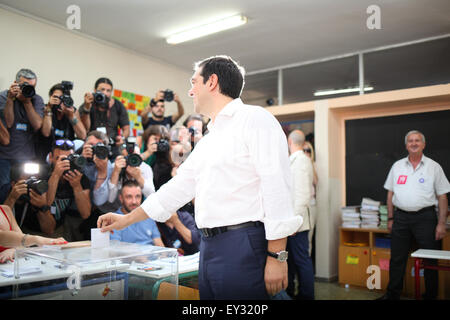 Atene, Grecia. 05 Luglio, 2015. Tsipras getta il suo voto per il referendum in Kipselis centro di voto. I Greci sono chiamati a votare se accettare o meno la proposta da parte del paese di creditori per più austerità di mantenere gli aiuti che scorre. © Yiorgos Doukanaris/Pacific Press/Alamy Live News Foto Stock