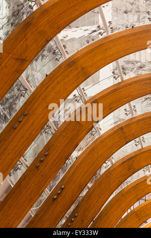 In legno curvato lamierini di supporto di un vetro decorativo sul tetto di un edificio nel centro cittadino di Vancouver Foto Stock