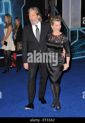 LOS ANGELES, CA - Dicembre 11, 2010: Jeff Bridges & moglie Susan alla premiere mondiale del suo nuovo film "Tron: Legacy" al El Capitan Theater di Hollywood. Foto Stock