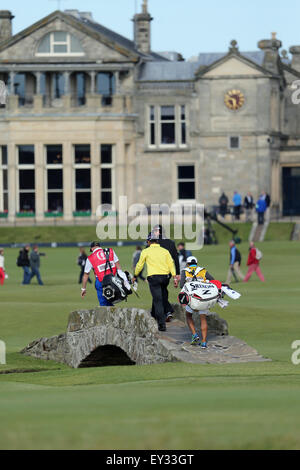 Fife, Scozia. 19 Luglio, 2015. Hideki Matsuyama (JPN) Golf : Hideki Matsuyama del Giappone attraversa il ponte Swilcan durante il terzo round della 144British Open Championship presso la Old Course, St Andrews in Fife, Scozia . © Koji Aoki AFLO/sport/Alamy Live News Foto Stock