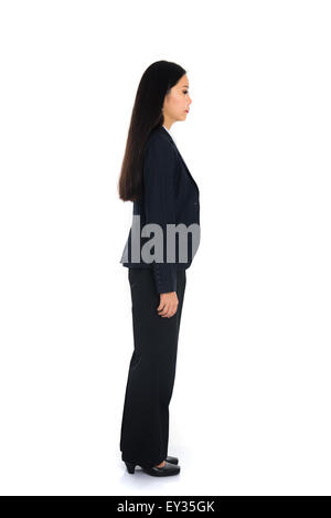 Vista laterale di Asian business donna pensando a piena lunghezza ritratto isolato su sfondo bianco. Foto Stock