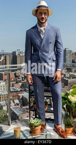 NEW YORK, NY - Luglio 16, 2015: Parker Gregory pone a Hickey Freeman presentazione come parte della settimana della moda di New York uomini S/S 2016 Foto Stock