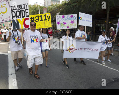 Le persone con disabilità e i loro sostenitori a marzo per la prima relazione annuale di disabilità Pride Parade a New York il 12 luglio 2015. Foto Stock