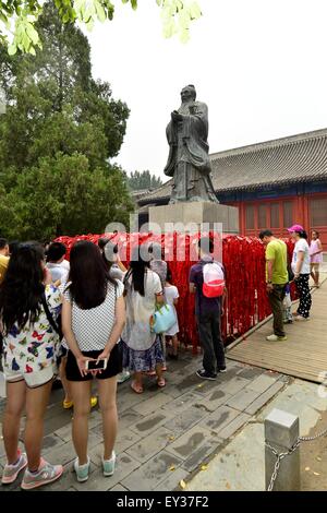 Luglio 19, 2015 - Pechino, Repubblica popolare cinese - una statua di Confucio rivolto verso l'Imperial College presso il Tempio di Confucio a Pechino. (Credito Immagine: © Marcio Machado via ZUMA filo) Foto Stock