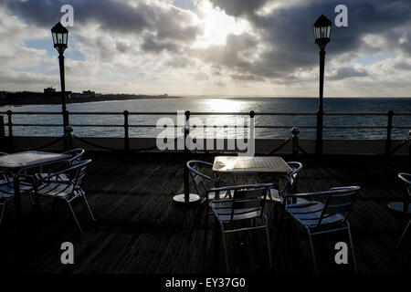 Meteo su 21/07/2013 a Worthing. Una tranquilla mattina con nuvole temporalesche sospeso in aria su Worthing Pier con la rottura sole attraverso. Foto di Julie Edwards/Photoshot Foto Stock