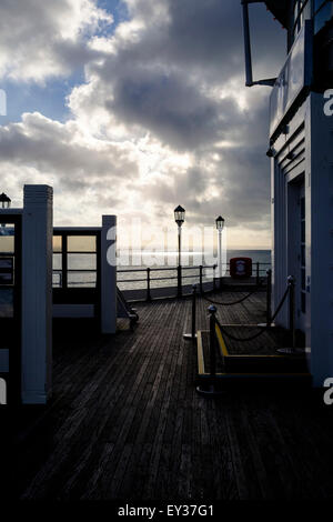 Meteo su 21/07/2013 a Worthing. Una tranquilla mattina con nuvole temporalesche sospeso in aria su Worthing Pier con la rottura sole attraverso. Foto di Julie Edwards/Photoshot Foto Stock