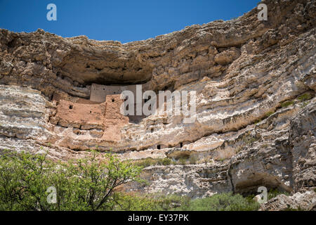 Una grotta abitazione, Montezuma Castle National Monument vicino a Camp Verde, Arizona, Stati Uniti. Foto Stock