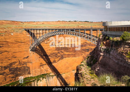 Un ponte sul Glen Canyon Dam sul fiume Colorado vicino a pagina, Arizona, Stati Uniti. Foto Stock