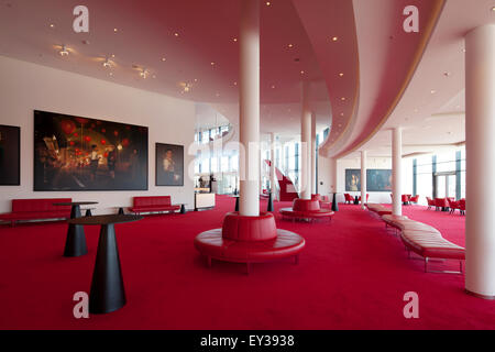 Grande atrio al piano terra, pareti decorate con arte moderna, palcoscenico teatro an der Elbe, Amburgo, Germania Foto Stock