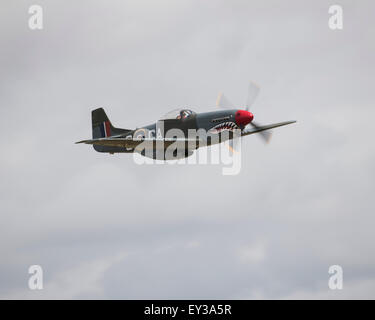 Conserve di North American P-51D Mustang fighter aircraft in schema colori di Lt. Blanchford, RAF 112 Sqdn in Italia nel 1945 Foto Stock