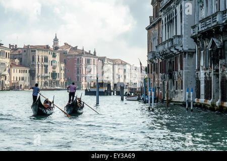 Gondolieri che stava trasportando persone a Venezia Foto Stock