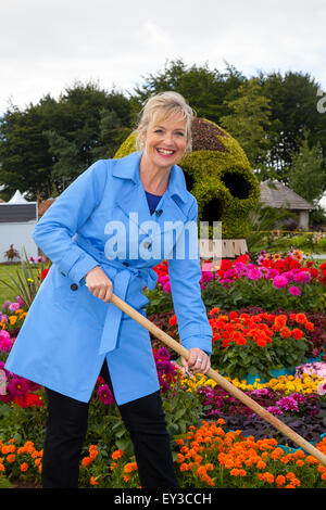 Tatton, Cheshire, Regno Unito. 21 Luglio, 2015. Carol Kirkwood, BBC meteo presentatore al RHS Flower Show garden " il giorno delle Dalie' Credit: Mar fotografico/Alamy Live News Foto Stock