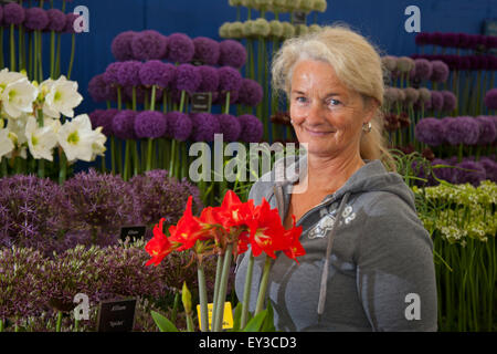 Tatton Park Flower Show, Cheshire, Regno Unito 21 luglio, 2015. Karen Warmenhoven da Holland con il suo display del Dutch Amaryllis e Allium i bulbi della RHS Flower Show. Foto Stock